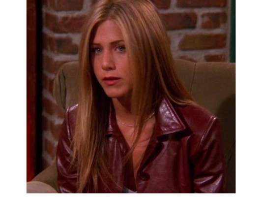 La chaqueta de piel<br/> Posiblemente una de las prendas más usadas entre los iconos de la moda y celebridades de los noventas y, claro, ella no sería la excepción.<br/>