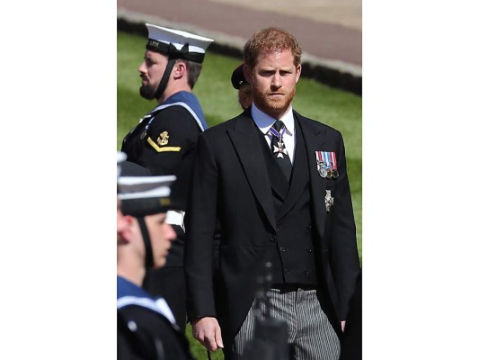 Harry durante el funeral en el que tuvo un reencuentro con su hermano William y en el que se notó reconciliación, unión y hermandad (Photo by Gareth Fuller / POOL / AFP)