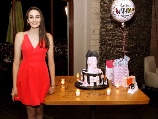 Fiesta para celebrar los 15 años de Paola Isaias