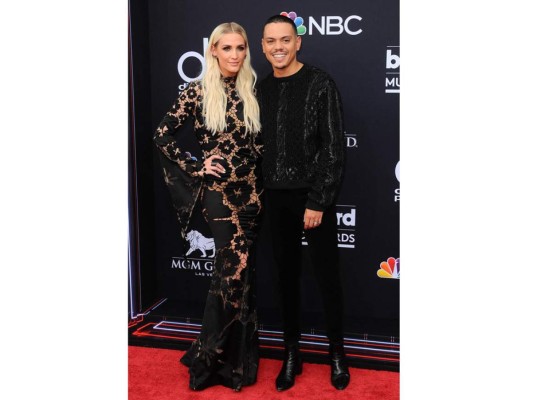 Ashlee Simpson en un diseño de Yanina Couture Spring 2017 junto a su esposo Evan Ross