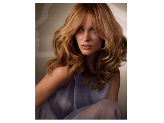 2. Luz de ceniza marrón: con este tono no hay necesidad de preocuparse por los tonos rojizos poco halagadores que puedan parecer en tu cabello, con este color exuberante serás una morena fresca en tonos. También puedes ir a un tono más claro, a las cenizas por ejemplo, para aclarar durante un clima cálido.