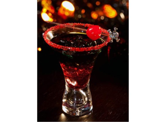 Black Widow Shot<br/>El vodka negro y el jugo de arándano le dan a este trago su mordisco venenoso. Bordea el vaso con cristales de azúcar rojos para darle un toque adicional.<br/>