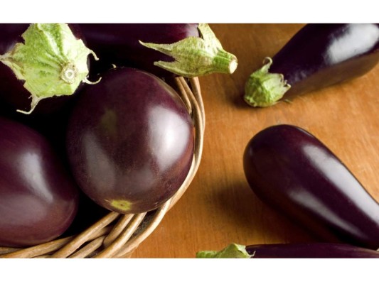 Berenjenas. Este vegetal es identificado por un alto efecto depurativo para el buen funcionamiento del hígado, si lo tienes en tu dieta sabrás que posee un ligero sabor amargo y esa es la clave para que estimule un buen funcionamiento de la vesícula biliar. Controlando la digestión de las grasas que entran en tu organismo además de su consistencia acuosa, preventiva hasta para algunos tipos de cáncer