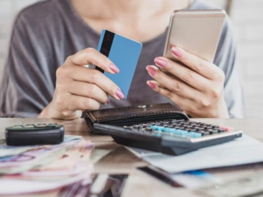 Define un presupuesto. Es fácil comprar desenfrenadamente en estos lugares ya que los precios son muy atractivos y eso nos puede llevar a comprar demasiado sin necesidad. Lleva un presupuesto definido y eso te ayudará a no gastar de más.