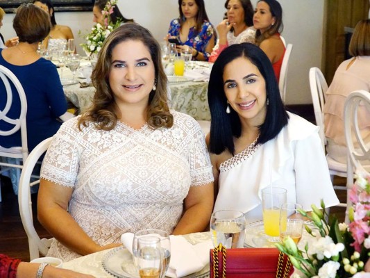 Elegante despedida de soltera para Adriana Hawit  