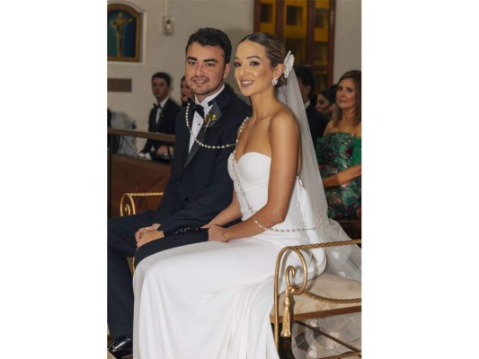 Constantino Barletta y su amada Rebecca Bendeck, durante la ceremonia religiosa, celebrada en la iglesia Nuestra Señora de Suyapa.