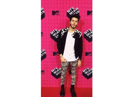 El cantante y presentador de la Voz Kids colombiana, Sebastian Yatra, a pesar de sorprender con sus pegajosas canciones, parece que a nadie asombró con su vestuario de esa noche.
