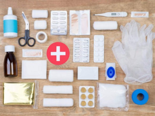 Además de medicamentos de emergencia debes agregar al maletín una reserva de aquellos medicamentos previamente recetados para algún miembro de tu familia.