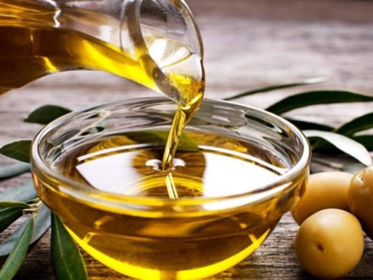 Aceite de oliva: El aceite de oliva hará que tu piel se mantenga suave e hidratada, además promueve la curación de la piel dañada. Para tener resultados con mayor efectividad procura utilizar aceite de oliva extra virgen.