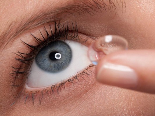 #9 Dejar maquillaje con tus lentes de contacto
