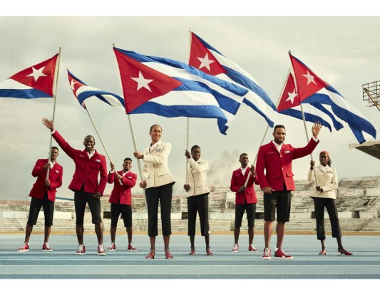 De pies a cabeza todos los 120 deportistas cubanos, participantes en Río 2016, visten de Louboutin y de la línea deportiva Sportyhenri.com