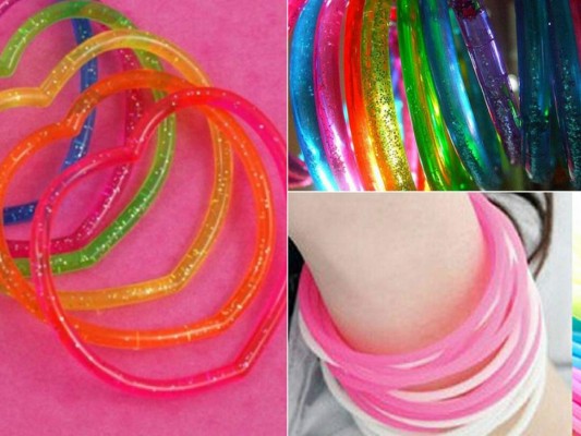 Multicolored plastic bracelets, ¡Que inmaduras eramos!... pero lo admitimos en aquellos años nos parecían súper cool