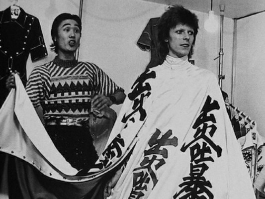 En esta ocasión vistió a Bowie con una capa que se volvió una de sus piezas más emblemáticas.<br/>