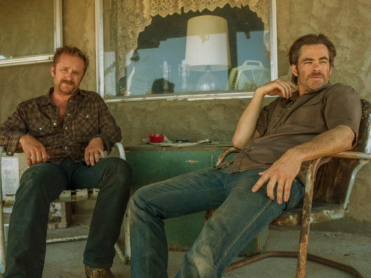 7. HELL OR HIGH WATER. Tanner (Ben Foster) y Toby Howard (Chris Pine) son dos hermanos que viven en el estado de Texas y que se han propuesto atracar el mayor número de bancos de la zona en un breve periodo de tiempo. Pero ellos no son atracadores profesionales, uno es un ex convicto y el otro es un padre divorciado con dos hijos. Su objetivo es reunir la cantidad de dinero necesaria para no perder la granja familiar que el banco les reclama por impago, y que es lo único que tienen y por lo que han luchado toda la vida. Su plan: pagar al banco con la misma moneda. Eso sí, será una carrera a contrarreloj porque los Rangers de Texas, con el veterano Marcus Hamilton (Jeff Bridges) a la cabeza, están pisándoles los talones y no se darán por vencidos hasta que los atrapen.<br/>