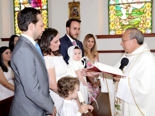 Ana Cristina y Alberto José Scott celebran el bautizo de su hija Mia