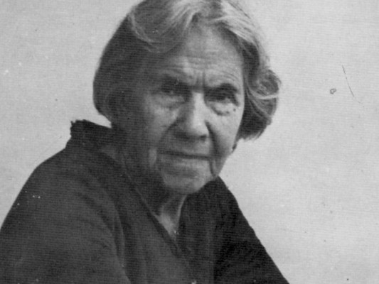 Teresa Victoria Fortín Franco mejor conocida como “Teresita Fortín”, nació en 1885 en Tegucigalpa (Honduras). En los años 20 trabajó como docente en la escuela primaria de los municipios San Antonio de Oriente y Valle de Ángeles. En este periodo sufrió una enfermedad que la obligó a guardar reposo durante un gran periodo. En este tiempo comienza a pintar tomando inspiración de la naturaleza, y decide finalmente dedicarse a ello profesionalmente siendo unas las mejores pintoras hondureñas durante esa época.