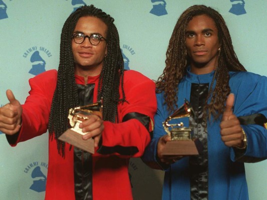 Milly Vanilli, el famoso dúo formado por Rob Pilatus y Fab Morban ganaron el gramófono en 1990 por la categoría mejor artista nuevo. El que tuvieron que devolver, tras conocerse que ellos siempre hacían playback