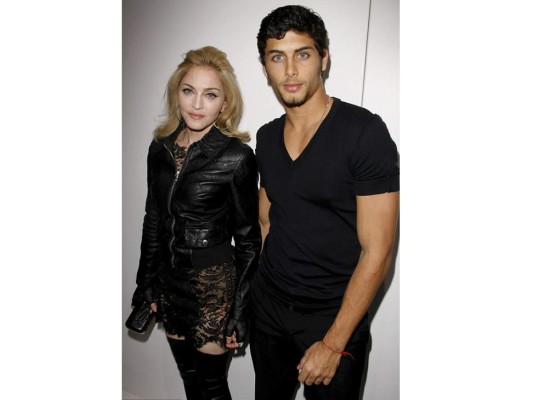 Madonna y Jesús Luz. En 2009, cuando realizó una sesión fotográfica para la revista W, se enamoró del modelo brasileño Jesús Luz, de 22 años. La relación iba muy en serio, pero todo se terminó 12 meses más tarde.