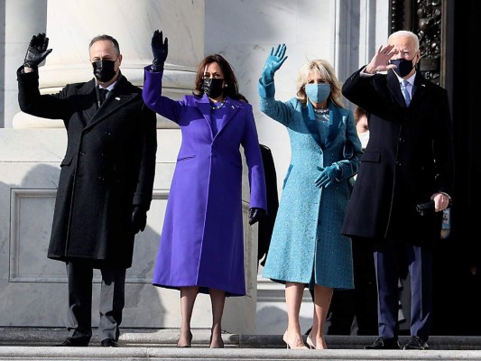 Para la toma de posesion de 2021 la VP Harris optó por un vestido morado firmado por Sergio Hudson combinado con un abrigo del mismo tono de Christopher John Rogers.