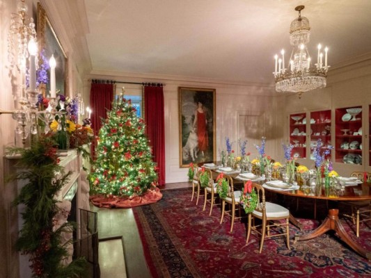 La Sala China se viste con los colores de la Navidad para festejar la amistad. La habitación está decorada de ramas de árbol con guirnaldas de manos entrelazadas que simbolizan el compañerismo y la alegría.