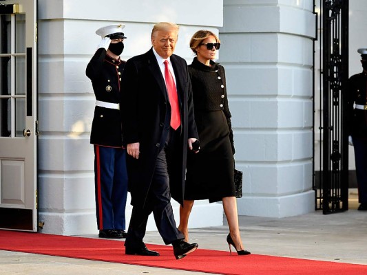 'Solo quiero decir adiós, pero espero que no sea un adiós a largo plazo', dijo Trump en declaraciones en la Casa Blanca. Luego caminó sobre una alfombra roja junto a su esposa Melania para abordar el Marine One para el corto viaje en helicóptero a la Base Conjunta Andrews