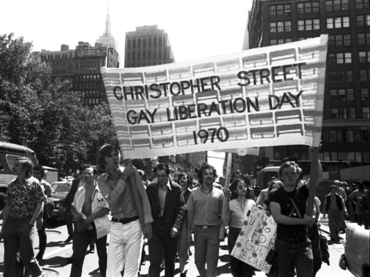 El año siguiente, 1970, organizaron una marcha en la gran manzana el 28 de junio que se dirigía a Central Park y bajo el nombre de “Christopher Street Gay Liberation Day” a la que asistieron muchas personas.