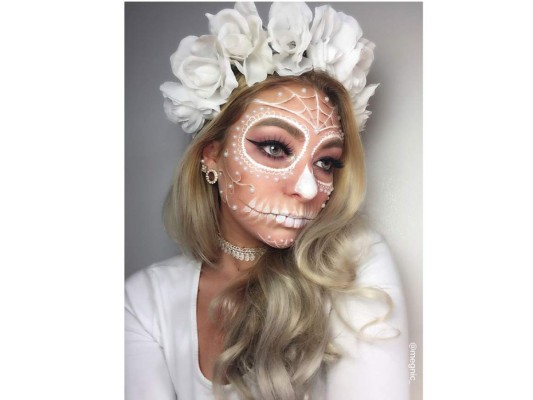 Poco maquillaje solo usando el color blanco se hace la decoración y para resaltar perlas
