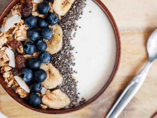 Yogurt con fruta avena y semillas.