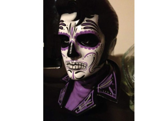 Un full face makeup con el traje que combina, todo morado y negro