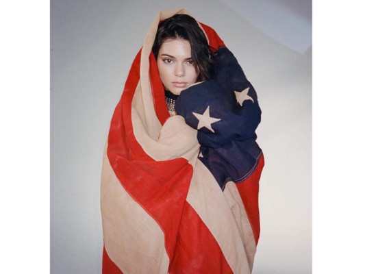 Kendall Jenner también utilizó una bandera para mostrar su amor a su país, solo que decidió envolverse en ella. “¡Feliz 4 de Julio para todos!” expresó la modelo