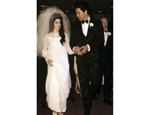 El enlace de Elvis y Priscilla Presley se hizo esperar, pero después de varios desacuerdos con los padres de ella, se casaron el 1 de mayo de 1967 en Las Vegas. El traje de la novia lo diseñó ella misma. Era de corte recto y manga larga, con velo