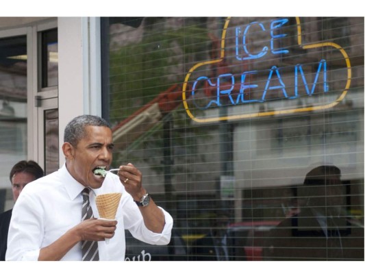 Comiendo un helado de chocolate con menta en Deb's Ice Cream & Deli en Cedar Rapids, Iowa, en 2012