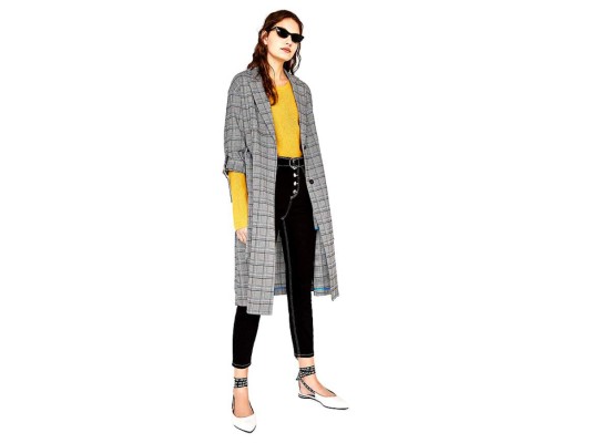 5. Imperdibles. Flats blancas de punta fina con lazos de textos impresos by Bershka