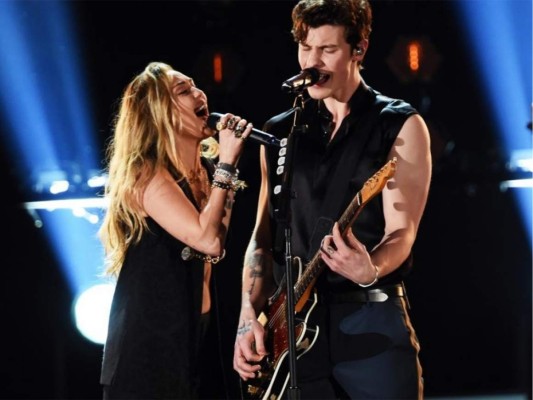 Miley Cyrus y Shawn Mendes cantan In My Blood