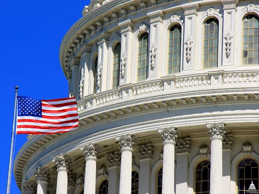 Desde un principio, la obra estaba destinada a convertirse en uno de los símbolos más representativos de Estados Unidos. Se nombró Capitolio en relación con la antigua Roma, un modelo de nación autogobernada para los fundadores. El estilo del edificio, neoclásico y blanco, sorprendía por su aspecto sencillamente majestuoso.