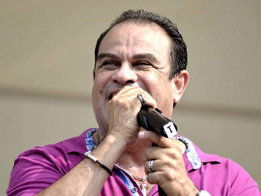 Tony Vega. A los 17 años su vida cambió cuando su colega Alex D’ Castro, durante un festejo del Día Nacional de la Salsa, le envió un mensaje que le tocó el corazón e inició su conversión a la fe evangélica cuando disfrutaba de éxito y su vida asegura cambió para mejor.