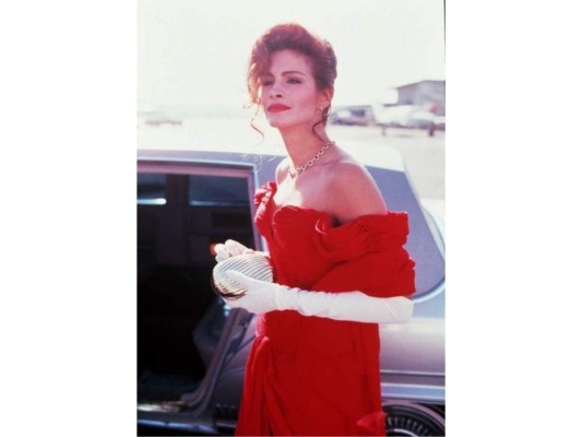 El vestido rojo sin lugar a dudas fue el más impactante de la película, utilizado la noche que Vivian asistió por primera vez a la ópera.