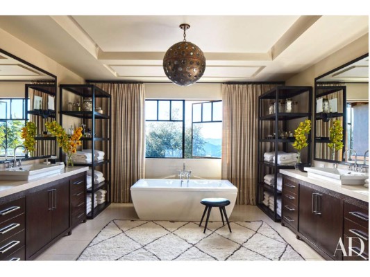 El baño de la habitación principal de Kourtney Kardashian.