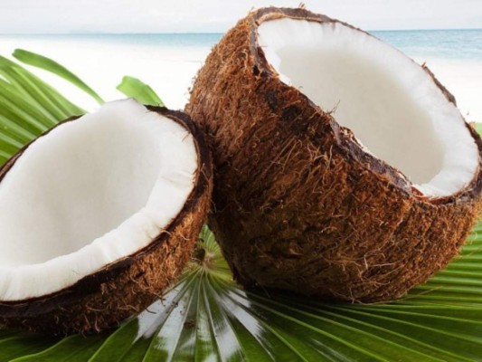 Coco<br/>El coco es otra de las frutas que más se consume, este posee unas 354 calorías por 100 gramos, por eso es una de las que más engordan, sin embargo, aparte de las vitaminas y minerales también aporta mucha fibra, de manera que regula nuestro intestino correctamente.<br/>