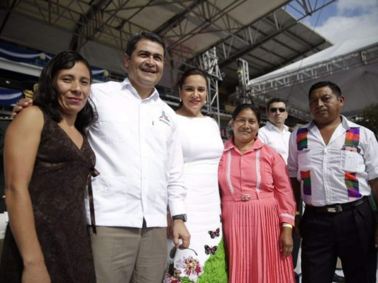 El Presidente Juan Orlando Hernández y la Primera Dama de Honduras Ana García-Hernández junto a (de izq. a derecha) la bordadora Antonia Sánchez y los tejedores Teresa Domínguez y Saturnino González (Foto: Leonel Estrada)