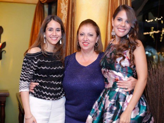 Fiesta catracha para Angelo Casco y María Fernanda Welchez