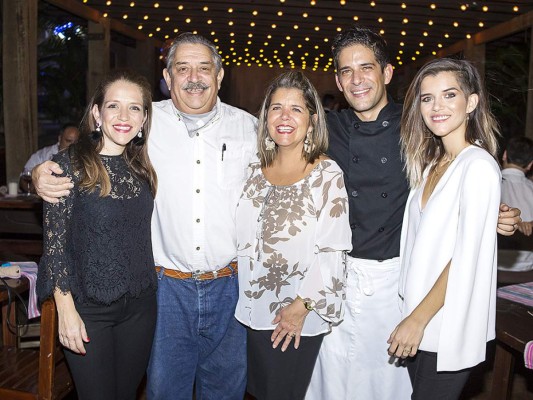 Juan y Olga Batres con sus hijos: Ignacio, María Fernanda e Ines, en la celebración del 17 aniversario de El Portal de las Carnes.Foto: Daniel Madrid