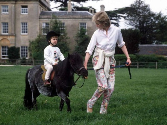 Diana ayuda a William a pasear en su pony en los jardines de su residencia en Highgrove
