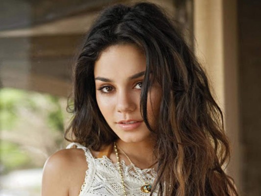 Vannesa Hudgens<br/>La actriz, modelo y cantante, Vanessa Hudgens anunció su plan para donar dinero al banco de alimentos Feedin American, sobre todo para apoyar a los adultos mayores y personas de escasos recursos.