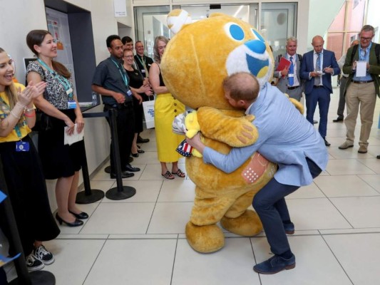 Harry conoció a la mascota de Sheffield, recibiendo no sólo un abrazo de éste, pero también un peluche para Archie, su hijo.