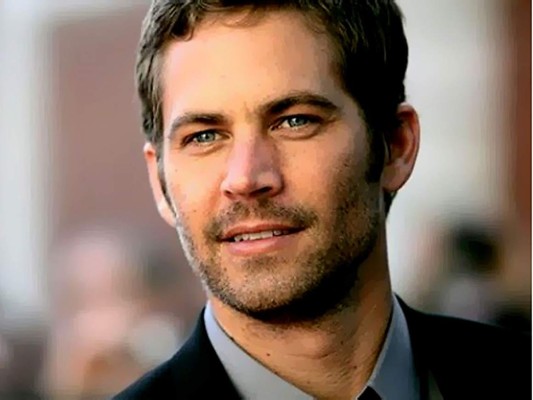 El famoso interprete de Rápido y Furioso, Paul Walker, murió por culpa de un accidente automovilístico cuando chocó contra un poste de luz y dos árboles el vehículo estalló en llamas tras el golpe. En su memoria el filme de Fast and Furious lo homenajearon con la canción See You Again.
