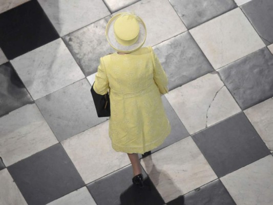 La reina Isabel II preside parada militar y un desfile aéreo por sus 90 años