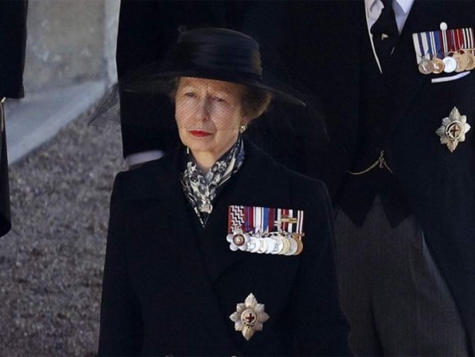 La princesa Ana caminó en la procesión de ocho minutos, siendo una excepción de la tradición que solo las figuras masculinas de la familia real británica lo hagan. Esto puede ser a que mucho la llaman la hija favorita de Felipe.