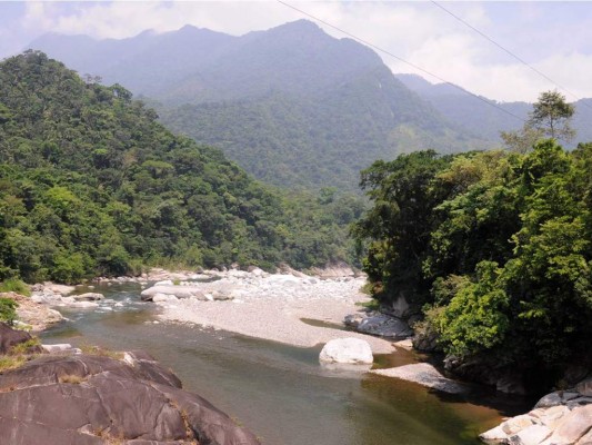 Río Cangrejal, nace en las entrañas de Pico Bonito.