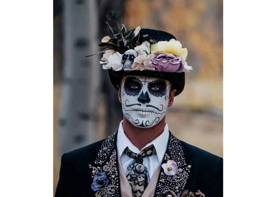Maquillaje típico mexicano con un bigote y sombrero con flores moradas, blancas y amarillas